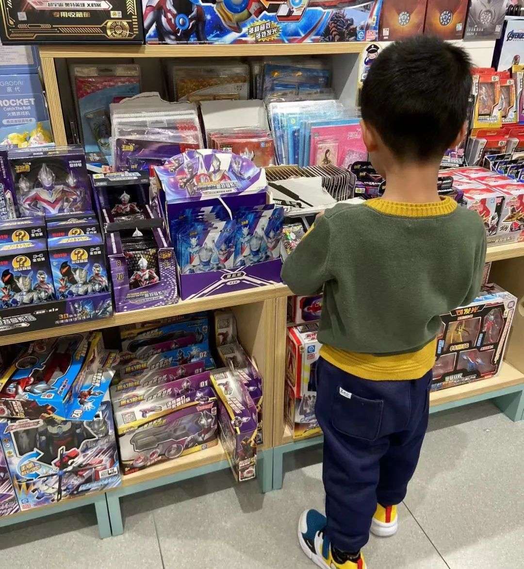 掏空小学生零花钱，这家公司利润碾压泡泡玛特｜隐形巨头