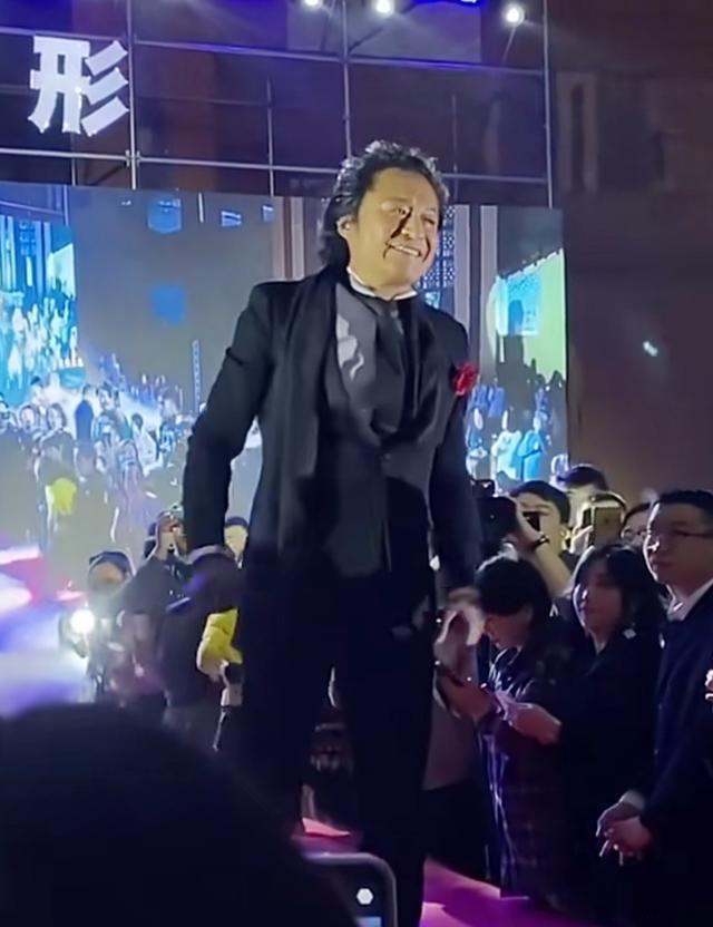 金城武和吴彦祖谁帅(年轻时是帅的教科书，上了岁数却各有各丑，5位男神，越活越走样)