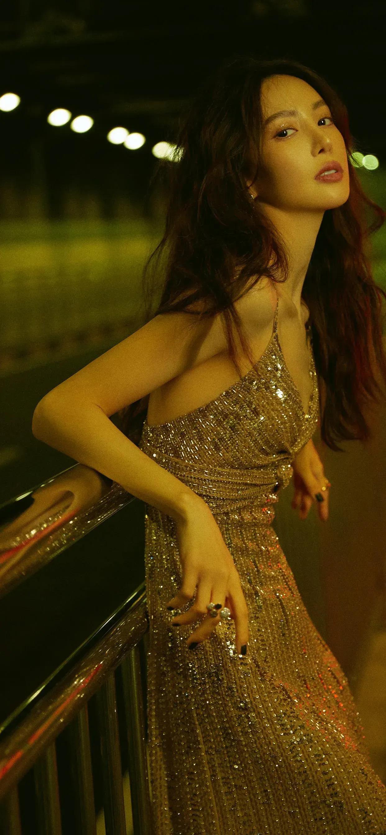 金晨迪丽热巴古力娜扎上演霓虹灯下的极限魅惑，这谁能抵挡得住呀