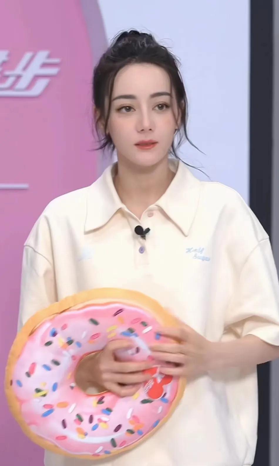 迪丽热巴polo衫穿搭，运动风满满的青春气息，谁能不爱