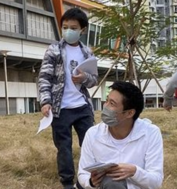 霍启刚带郭晶晶和儿子街头拉选票，亲弟弟一同现身帮宣传尽心尽力