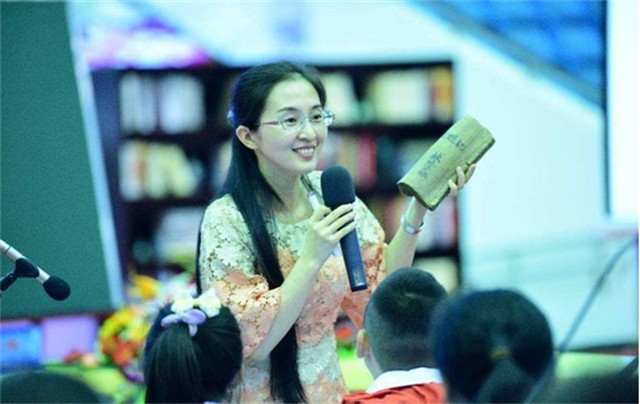 胡红梅的“堕落史”：从最美校长到“无耻小偷”，她经历了什么？