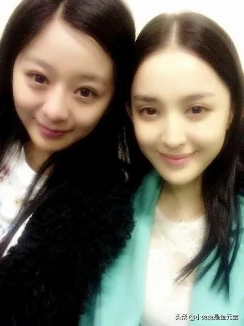 娜扎大学生时期 ​​​跟朋友们的合照