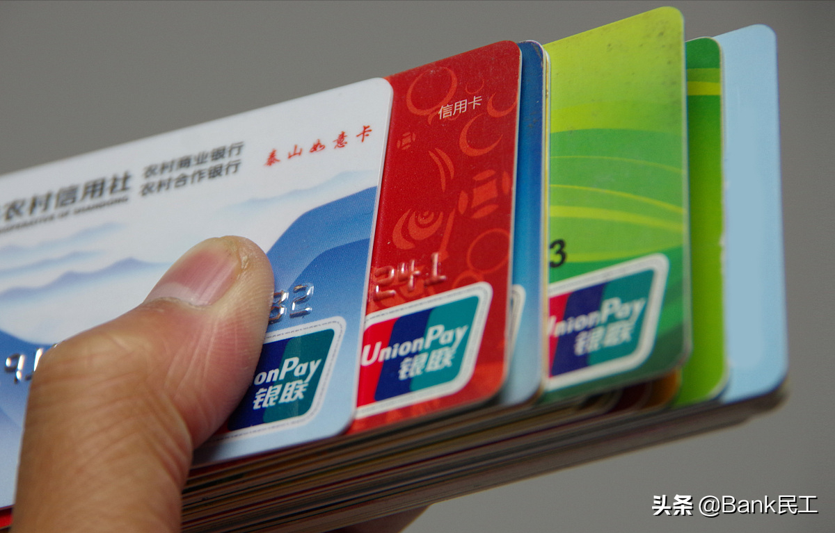 怎么查询自己名下有几张银行卡号（怎么查询自己的银行卡号）