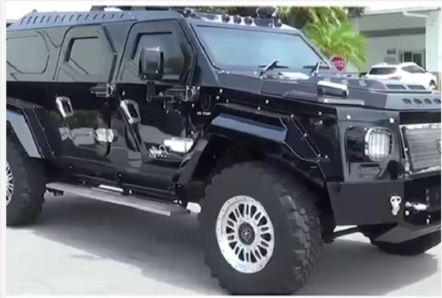 销售突然想到了一种车型,他拿出骑士15式世的照片让大妈看,问她是否