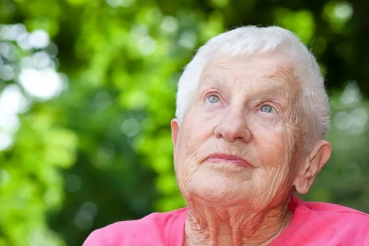 退休医生坦言：寿命长不是靠多走路和多睡觉，却是坚持这2件小事