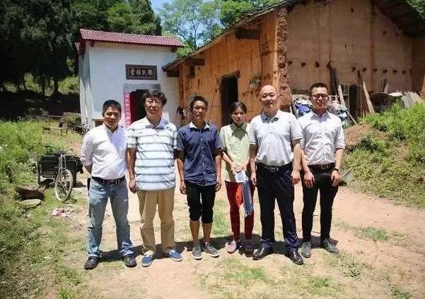 人大学霸考公考研失败，嫁贫苦光棍生6娃，校友集资20万给她建房