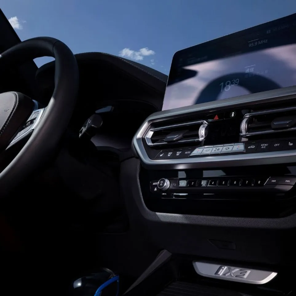 新BMW iX3 | 纯粹驾驶乐趣 以纯电风格演绎动感姿态