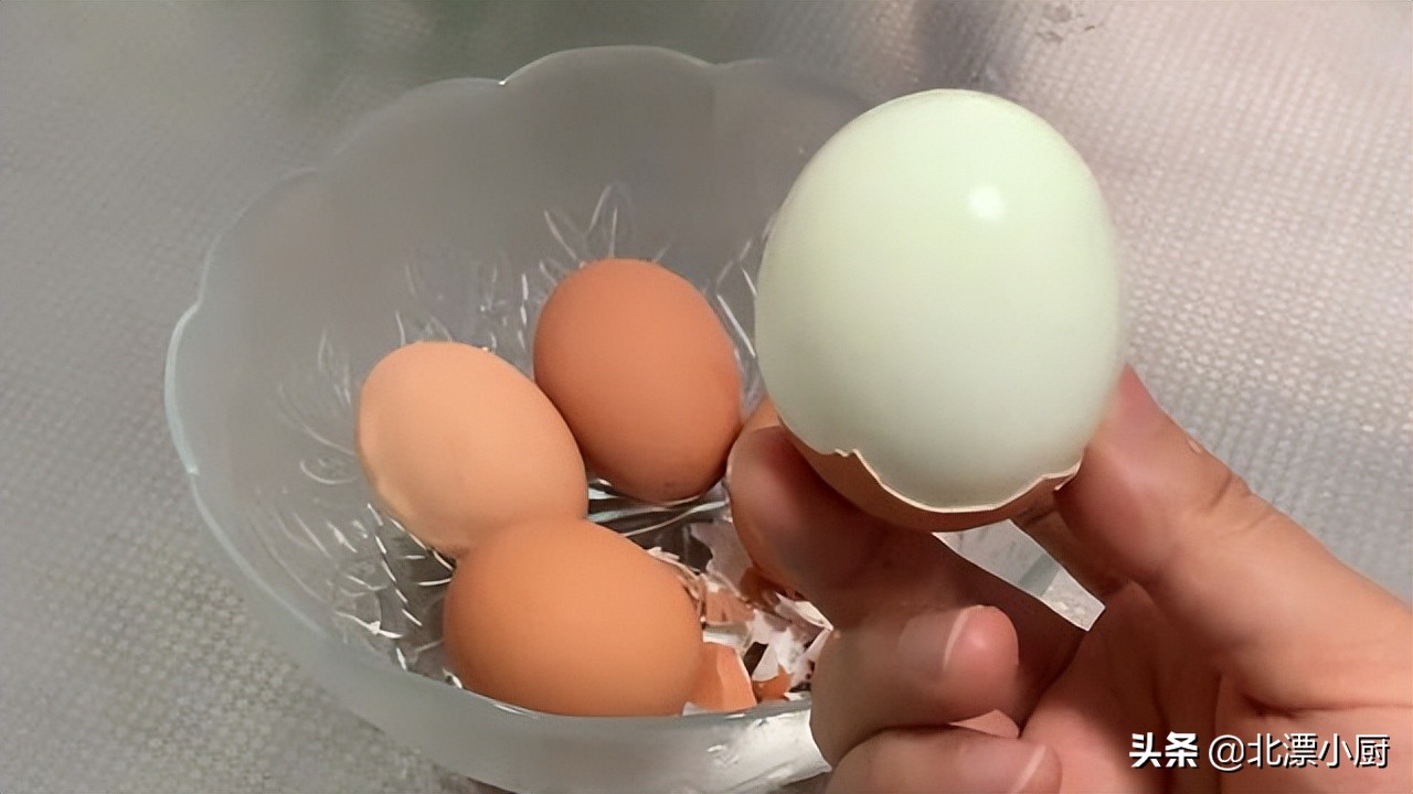 做水煮蛋,别忘这5个小技巧,个个蛋黄鲜嫩,蛋壳一剥就掉