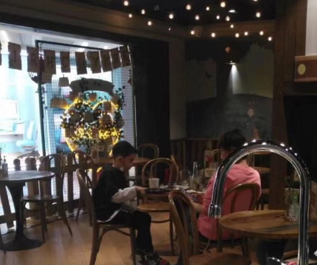 应采儿一家过年逛街，Jasper长高不少，陈小春发现被拍不生气