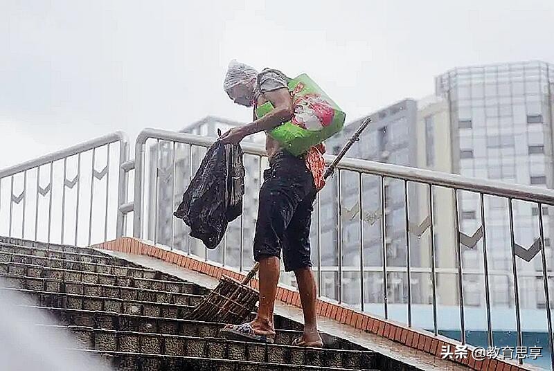 大学生没混好，流浪19年不回家，与母亲见面抱头痛哭