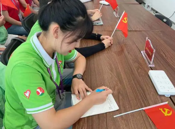 大学生入党决定权在2人手里，跟成绩无关，学生得罪错人还不自知