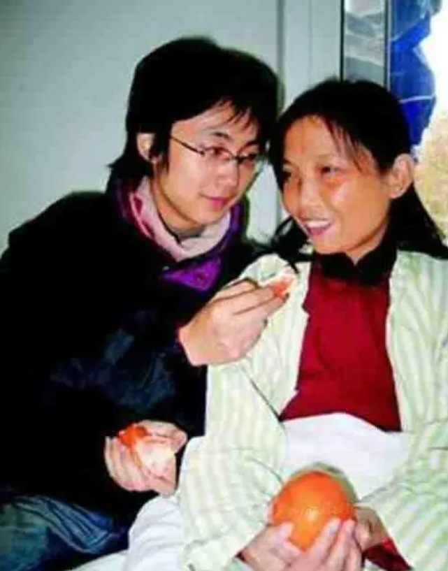 2005年“背母上学”的男孩，29岁时变性为刘婷，当选国际选美女郎