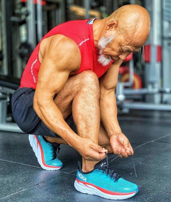 67岁大爷健身24年,娶小13岁美女娇妻,夫妻美满幸福,让人羡慕