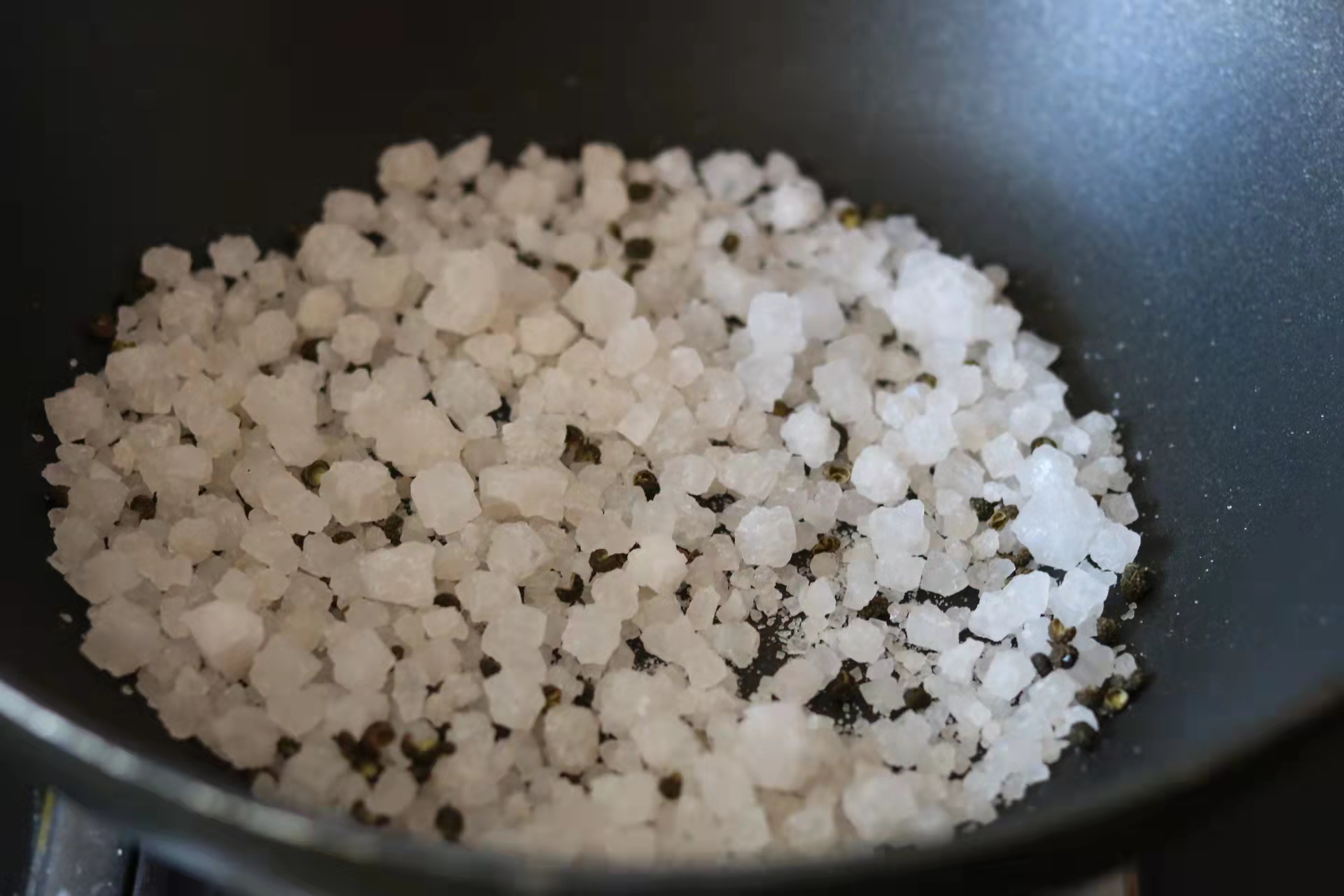 媳妇做大虾的新方法，不加水煮，出锅虾肉鲜甜有嚼劲，一点也不腥