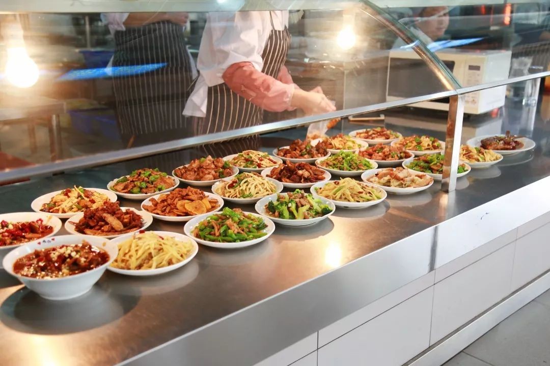 湖北这所大学：5大食堂、高档公寓，吃住条件相当好，出门是地铁