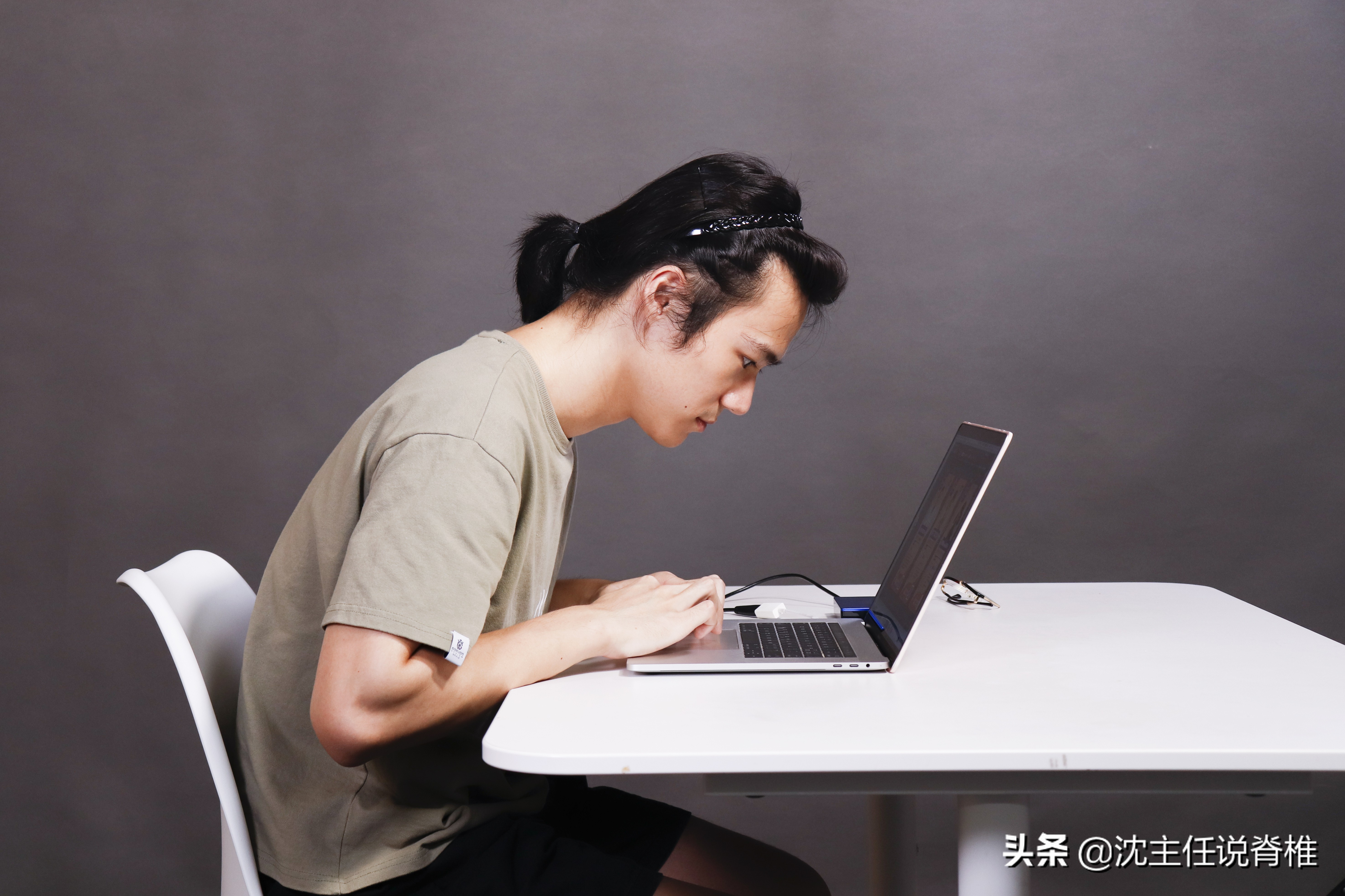 后背、肩胛骨内侧缘疼痛，排除了内科疾病，还要注意这个原因