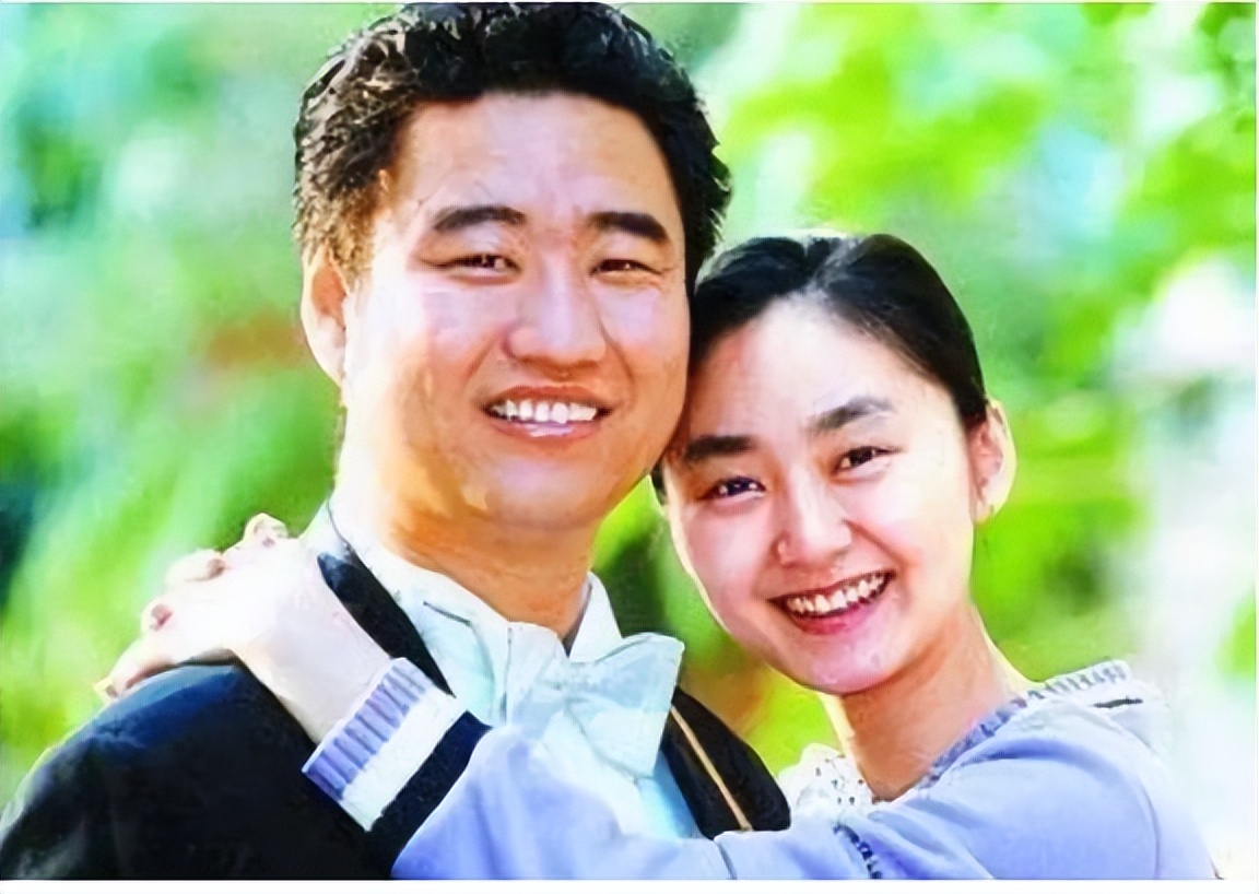 "悲伤"的丛飞:和小12岁娇妻一起行善,生前做的好事感动中国