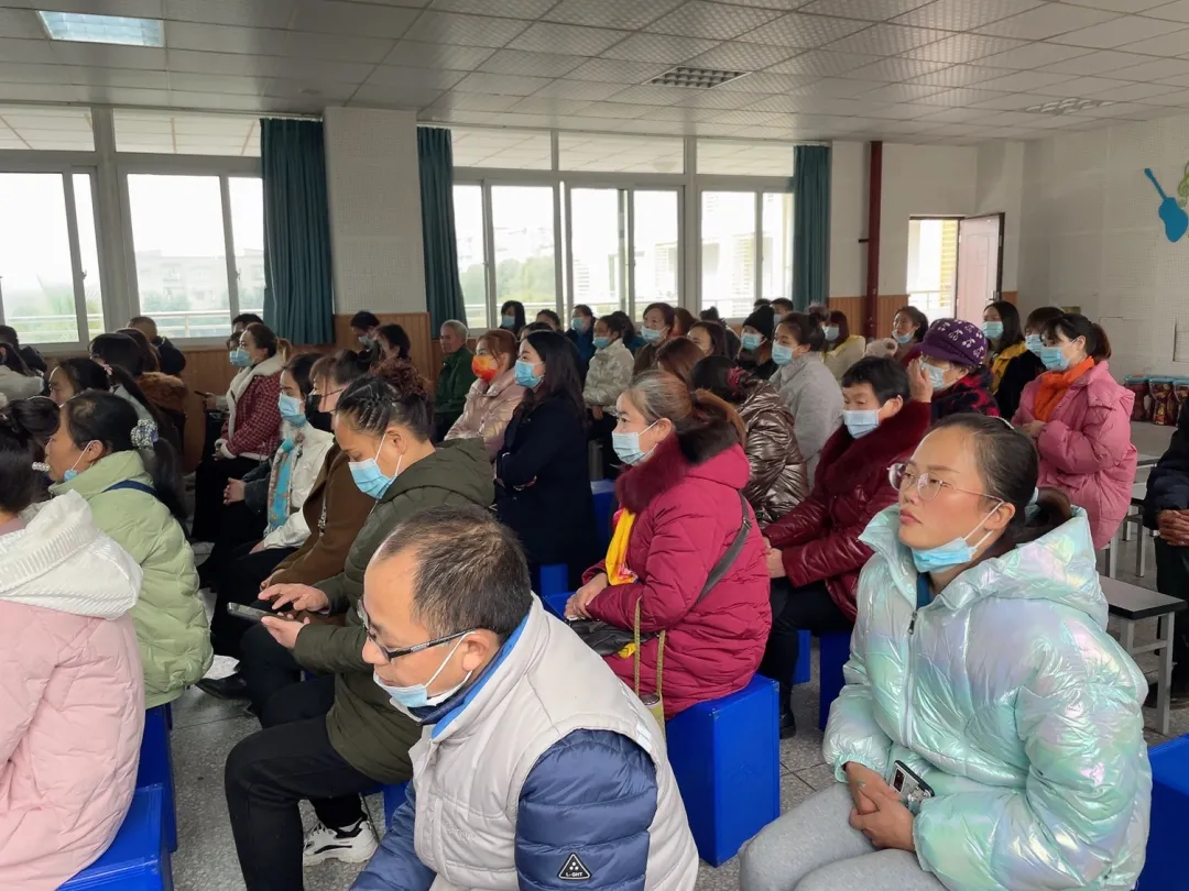 协同育人,赋能成长——新兴小学开展隔代教育家长培训会