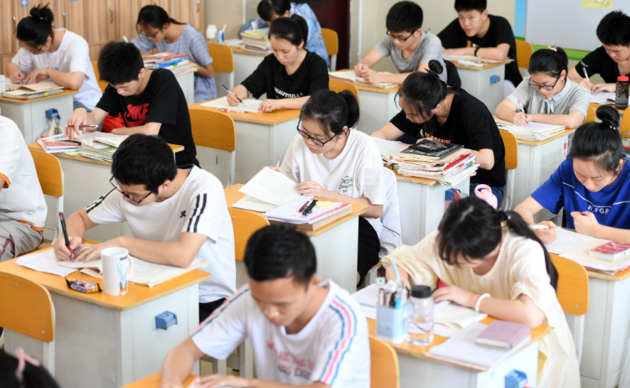 央视康辉：高考分数远超清北，却被人暗中顶替，依靠父亲查明真相