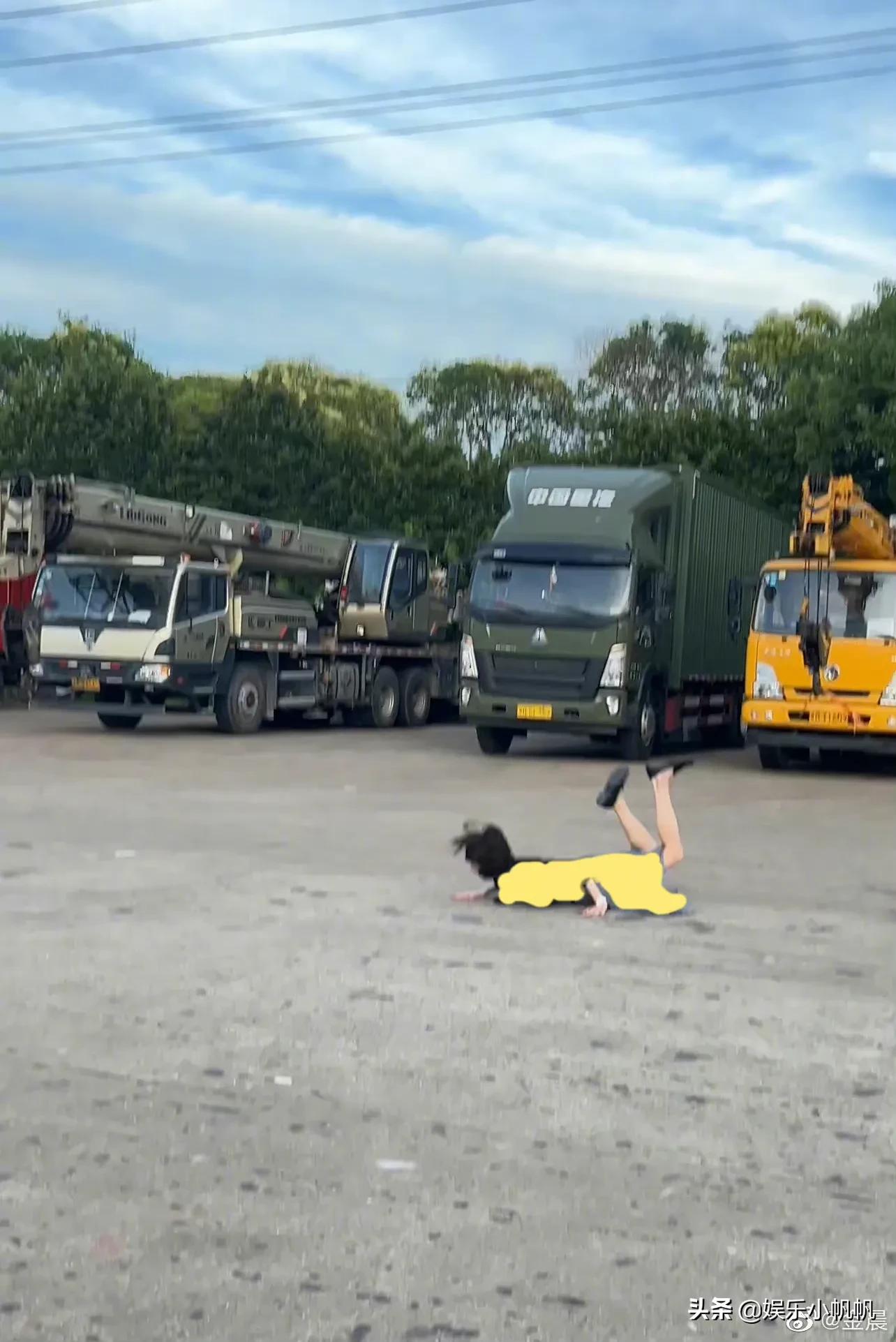 金晨花样玩滑板被“摔到模糊”！再疼也要走在时尚前沿