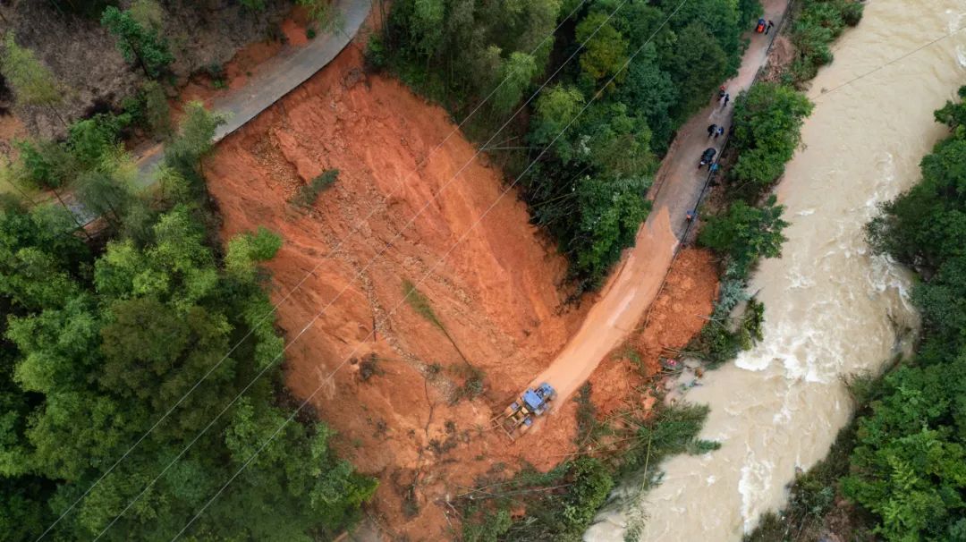 「防灾减灾」连城：暴雨致道路溜方受阻 部门联动抢修保畅通