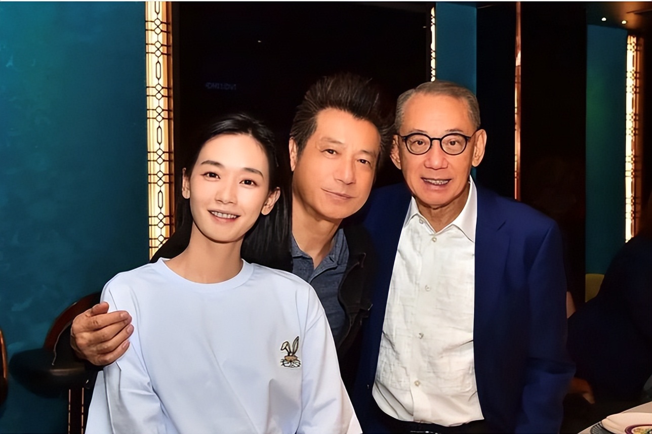 79岁杨受成出席庆功宴！谢霆锋张学友让出C位，明星云集有人喝醉