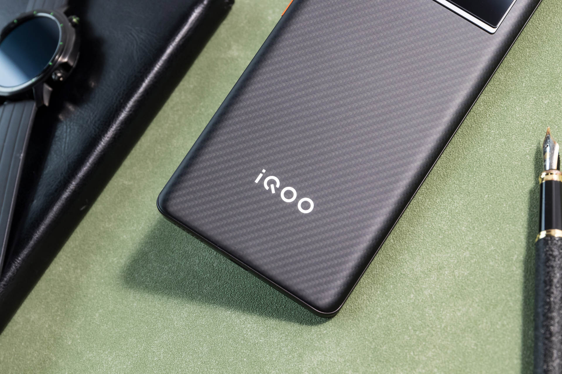 iQOO 9 Pro赛道版亮点一览：外观质感出众，优秀手感令人爱不释手