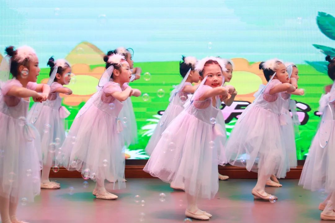 天府新区华阳实验小学举行“童星耀五月·艺术绽花开”群舞比赛
