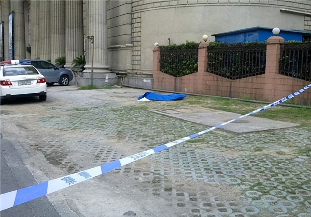 温州一男子偷窥女子洗澡，被发现后跳楼身亡，家属索赔88.9万