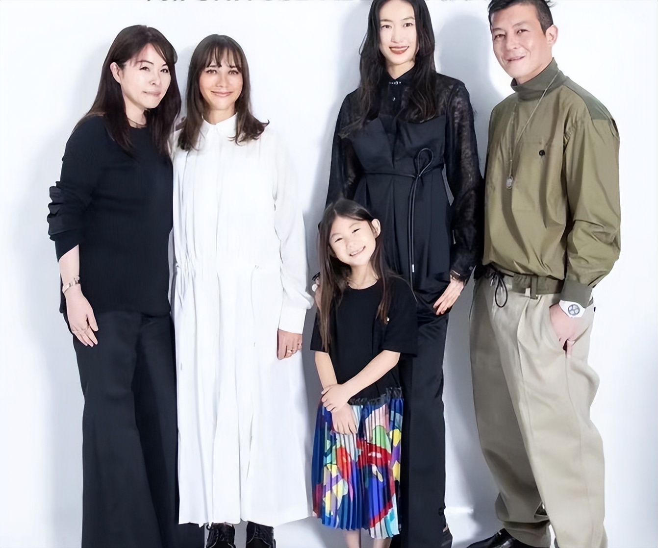 陈冠希夫妇带娃出席活动，女儿穿花裙子超可爱，秦舒培超模范抢眼