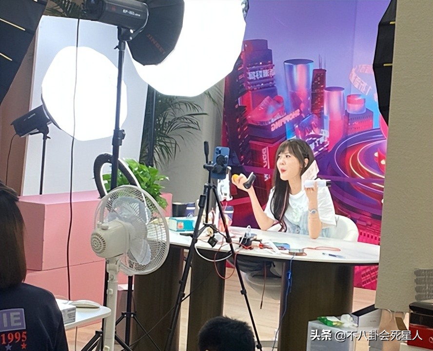 直播4小时1400万、一幅字4.5万，过气明星花样捞金，个个能赚