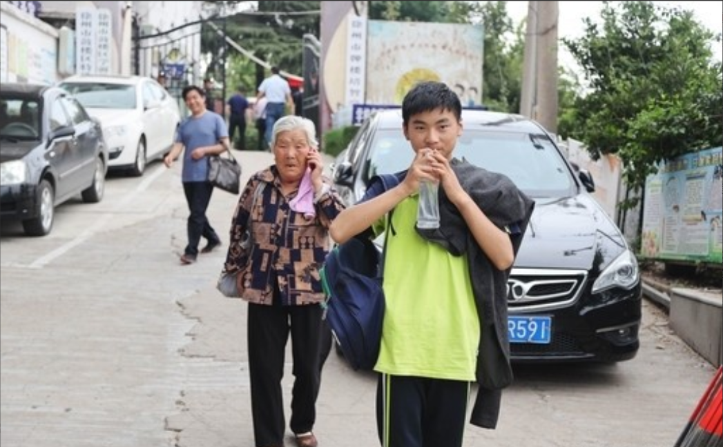 徐州八旬奶奶每天在学校对面坐等八小时：他还没长大，我不敢老