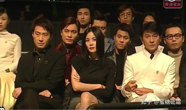 王菲1999年获日本金唱片大赏金奖，第一位获此奖的华人歌手