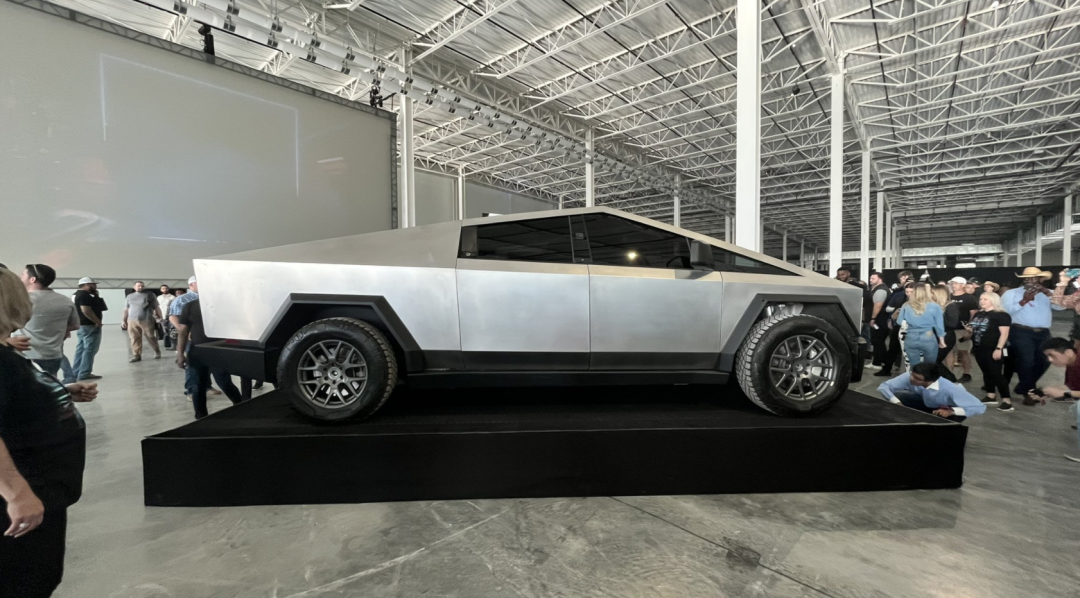 都在明年！马斯克：赛博皮卡和人形机器人量产“明年一定”