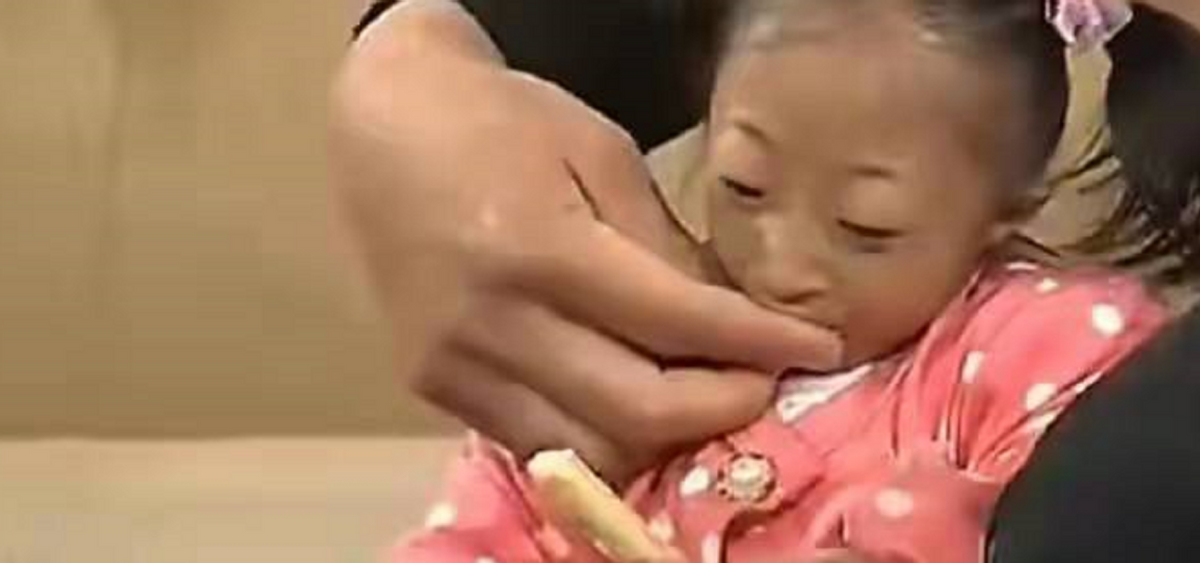 2009年，湖南女子生下重2斤“小猴子”，坐出租车被拒载：坐不下
