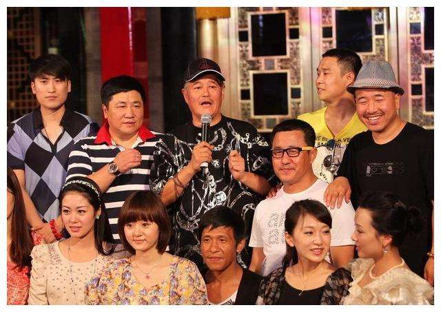 苦苦求索出路,王小利因直播与师傅矛盾,小沈龙出走还不忘杀个回马枪