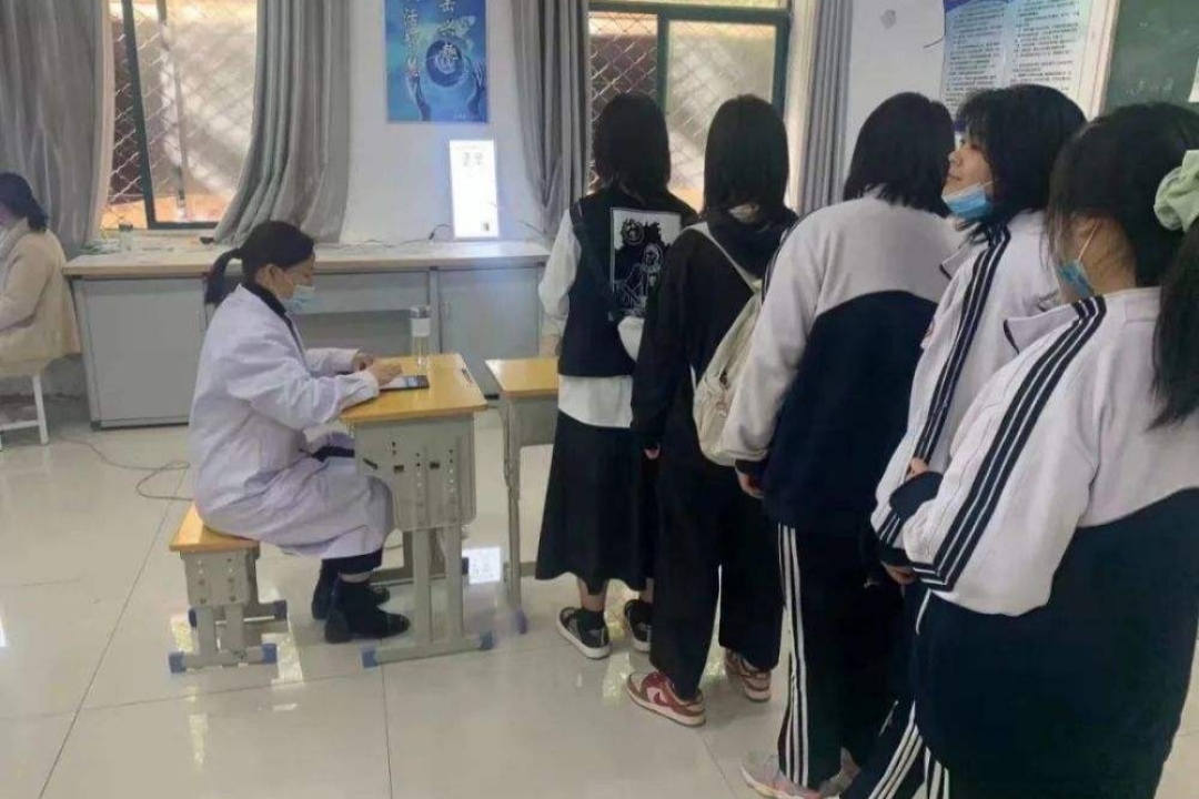 高考体检要“全脱光”？学生瑟瑟发抖很难为情，医生却这样说