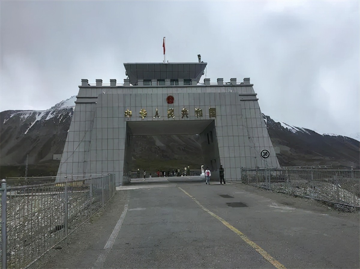 中国这道边境线,对邻国不设任何防线,两国士兵没事就串门蹭饭