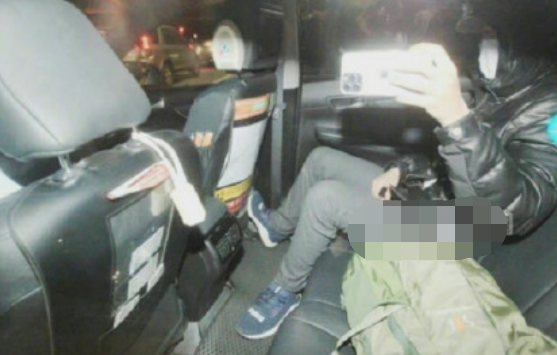王力宏机场黑眼圈明显！车子故意冲撞记者，场面混乱人被压上栏杆