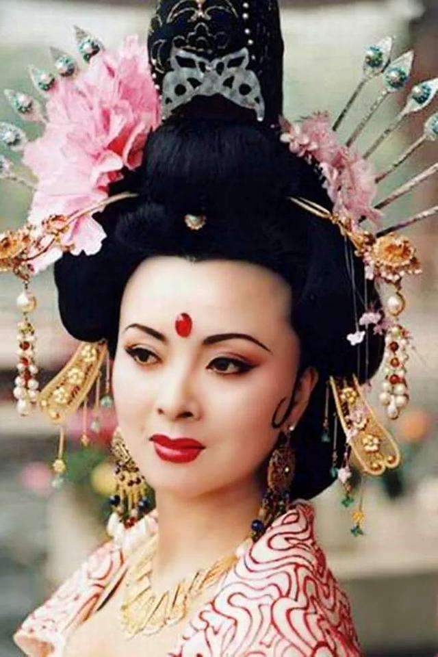 和陈红齐名的古典美人，曾被誉为“最美西施”，早早隐退销声匿迹