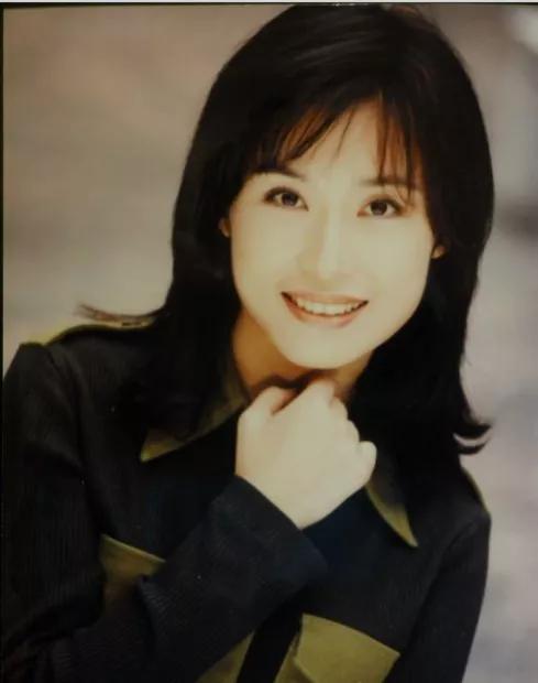 周子寒:一首《吻和泪》让她爆红,为何在她的事业巅峰退出歌坛?