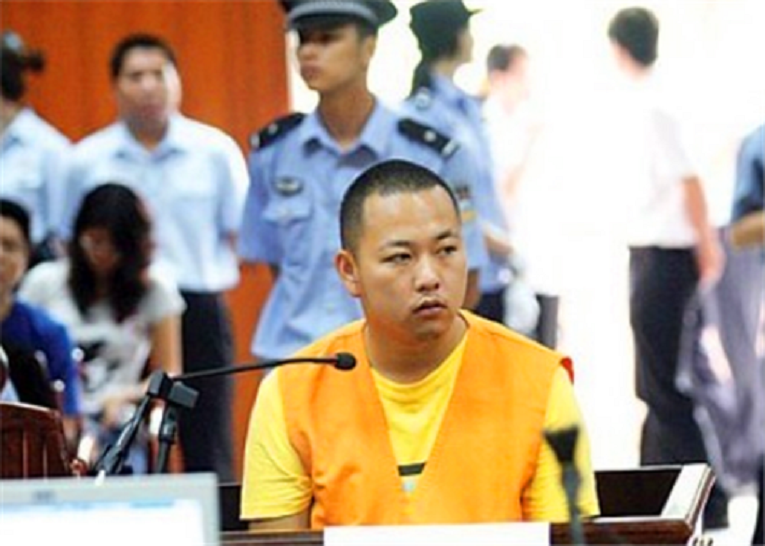 09年南宁美女三姐妹被杀害,凶手竟是对门邻居,审问8次都没暴露