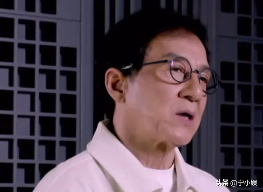 蓝羽大秀琴艺，卢靖姗唱歌受阻，胡兵自曝冷知识：这场晚会太精彩