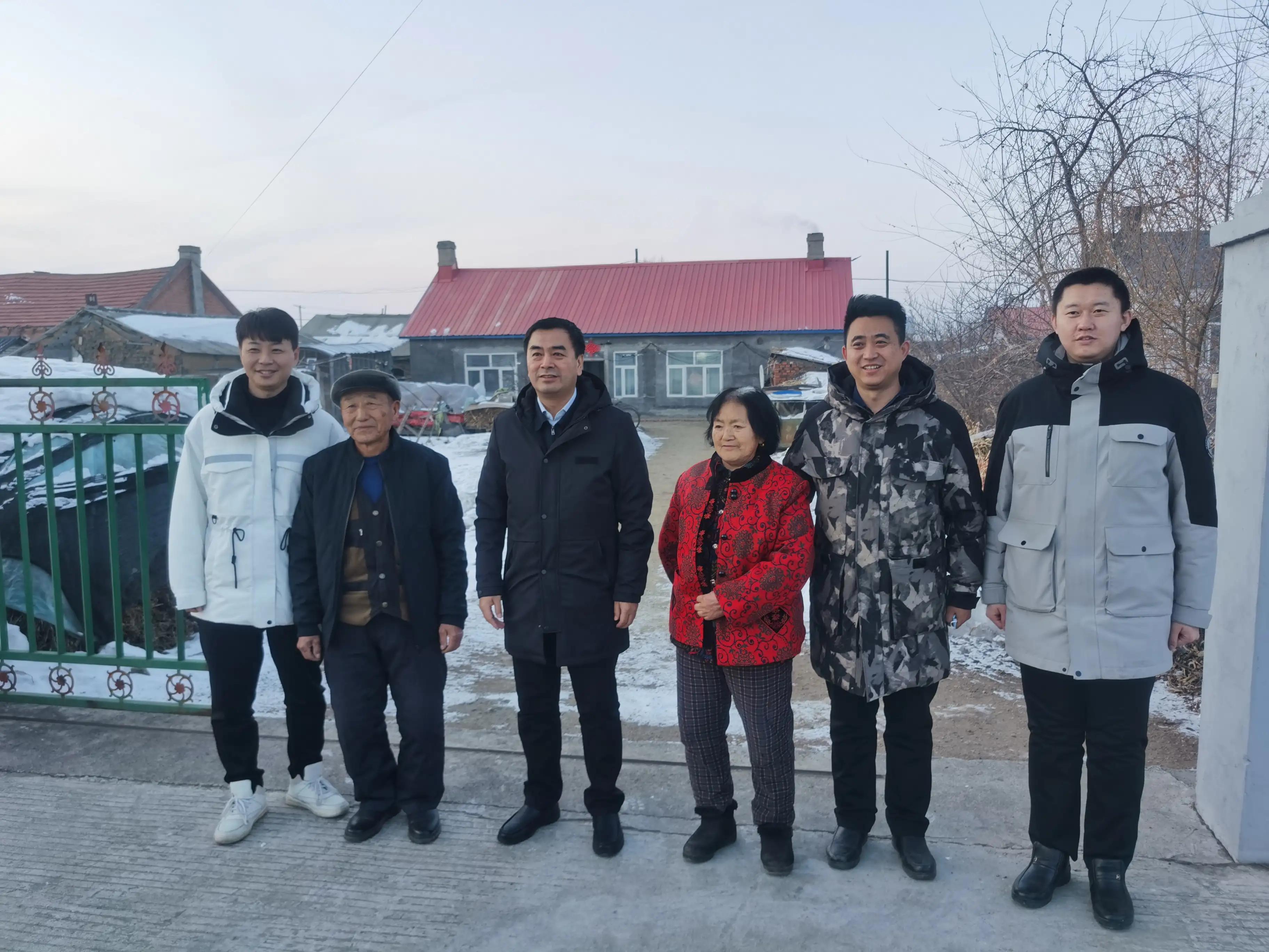 黑龙江省宝清县委书记徐斌义深入夹信子镇团结村走访慰问脱贫户