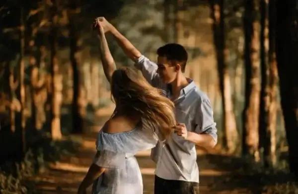 男女之间有暧昧关系，往往从做这三件事开始