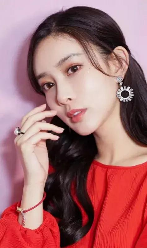 44位明星驾驭的红色服饰典雅大方，由内而外散发出自然的美感