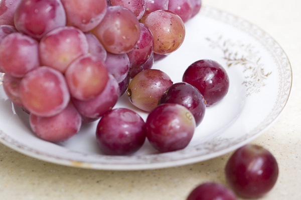 葡萄是肝病的“发物”吗？春季养肝正当时，多吃“红黄紫”三果