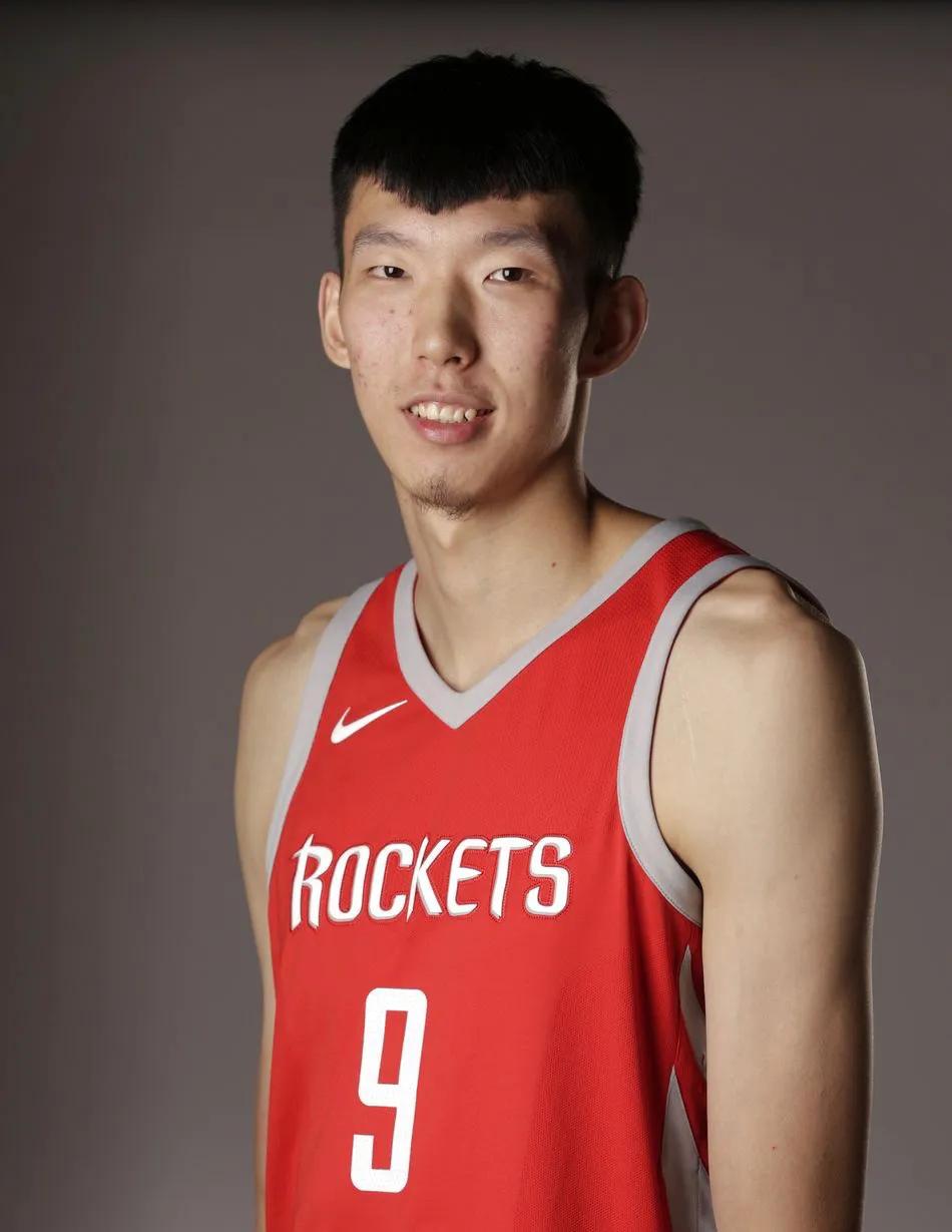 篮球比赛时上场多少球员(中国球员NBA总得分，周琦24分，孙悦6分，那姚明易建联又是多少)