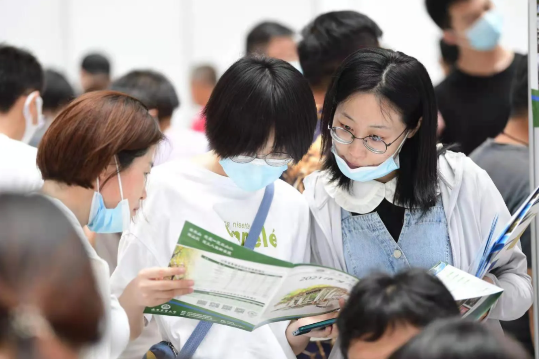 复旦大学给学生发“福利”，西瓜包装惹争议，网友评论假精致